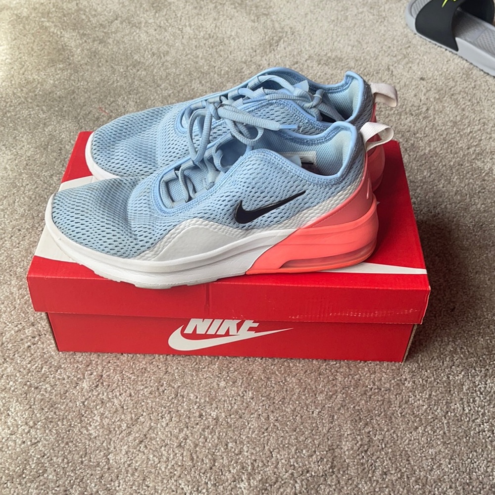 Nike AirMax Motion 2